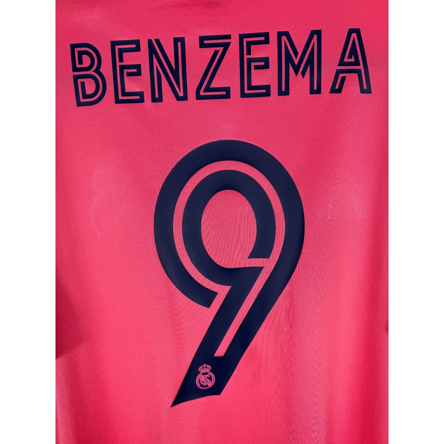 Détail de la typographie du flocage sur le numéro 9 de Karim Benzema