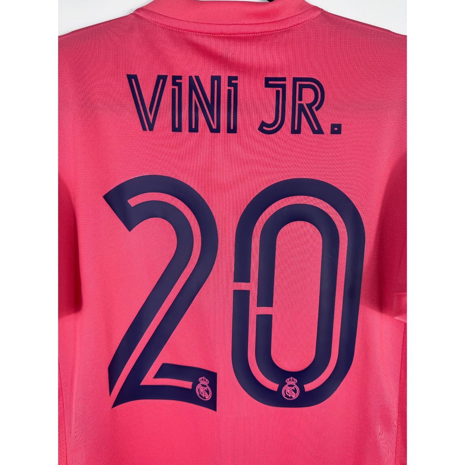 Détail de la typographie du flocage sur le numéro 20 de Vinícius Júnior