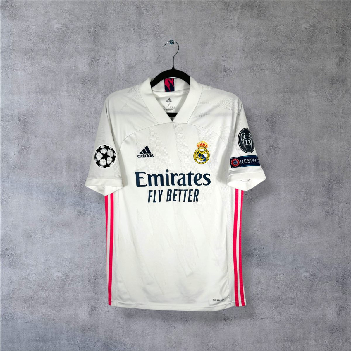 Face du maillot Real Madrid 2020-2021 domicile blanc adidas sponsor Emirates Fly Better