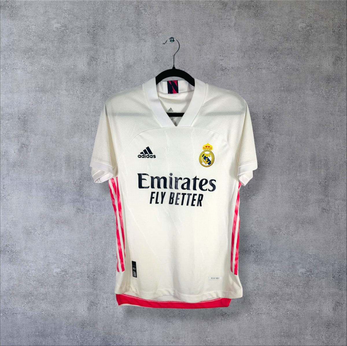 Face du maillot Real Madrid 2020-2021 domicile avec sponsor Emirates Fly Better
