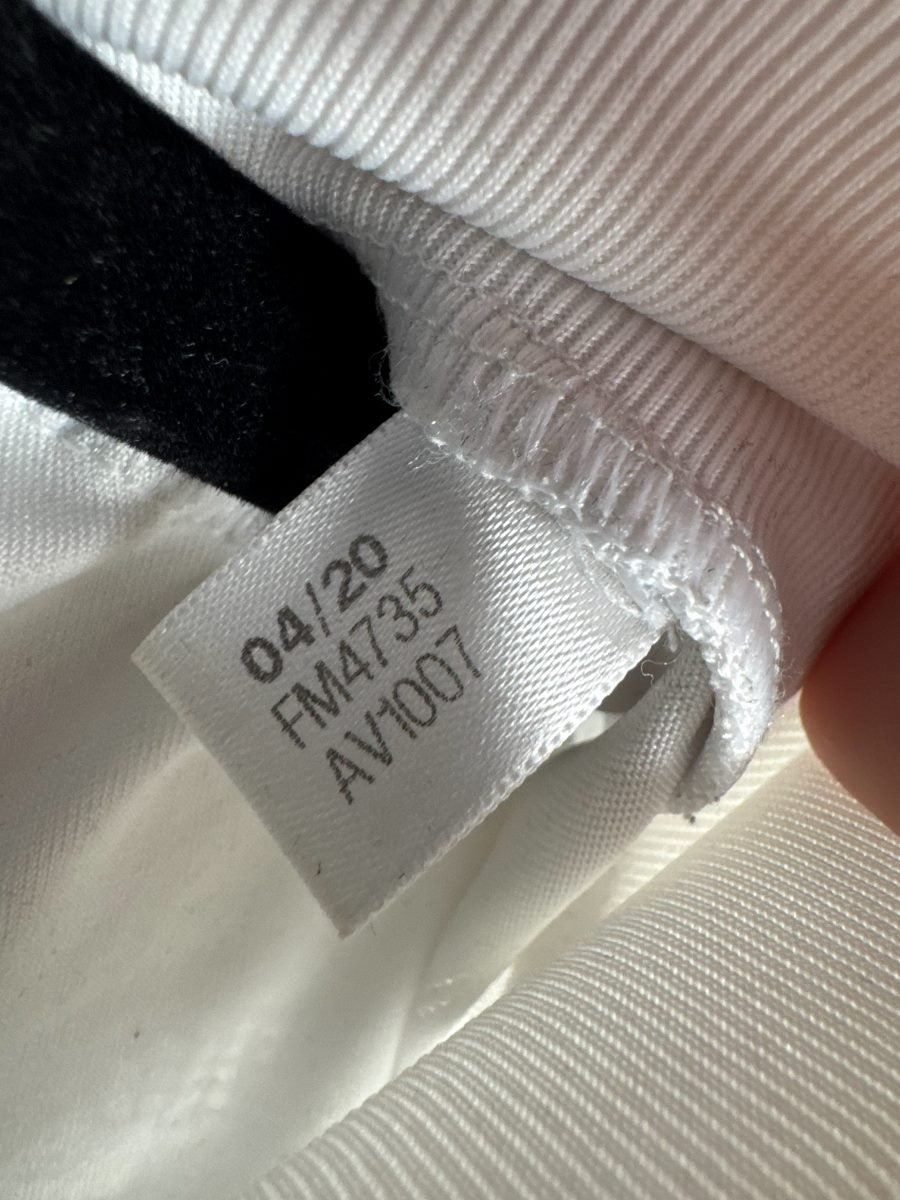 Étiquette adidas d'origine du maillot Real Madrid 2020-2021 taille S, code FM4735 millésime 04/20