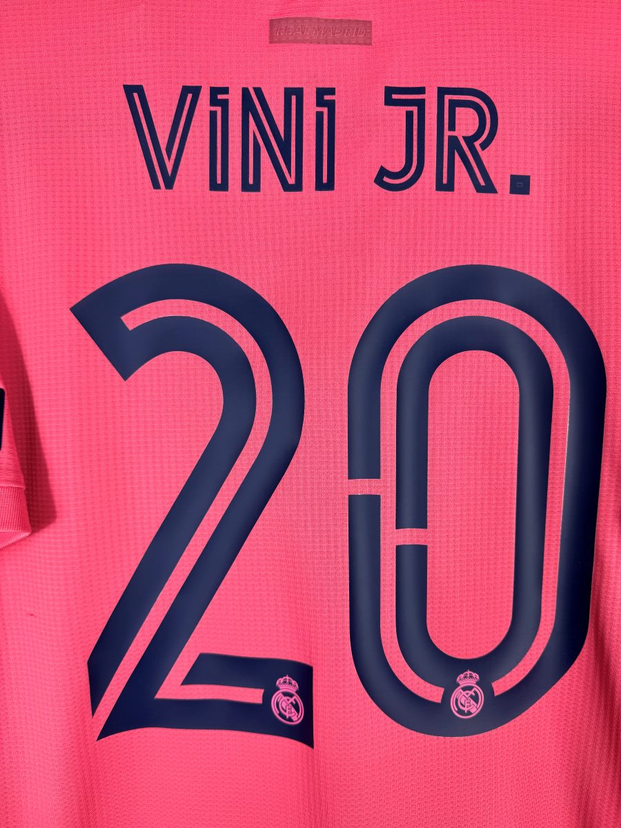 Détail flocage Vini Jr. N°20 sur maillot Real Madrid 2020-2021
