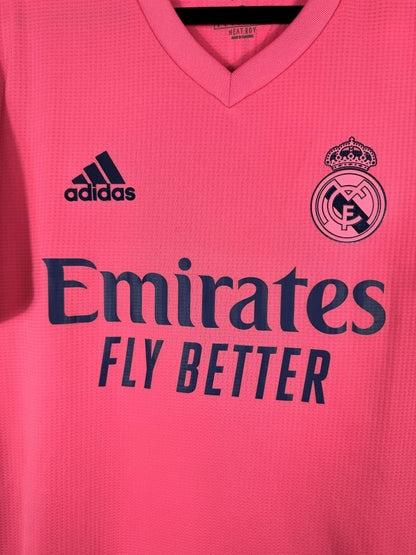 Détail écusson Real Madrid et sponsor Emirates Fly Better sur maillot 2020-2021