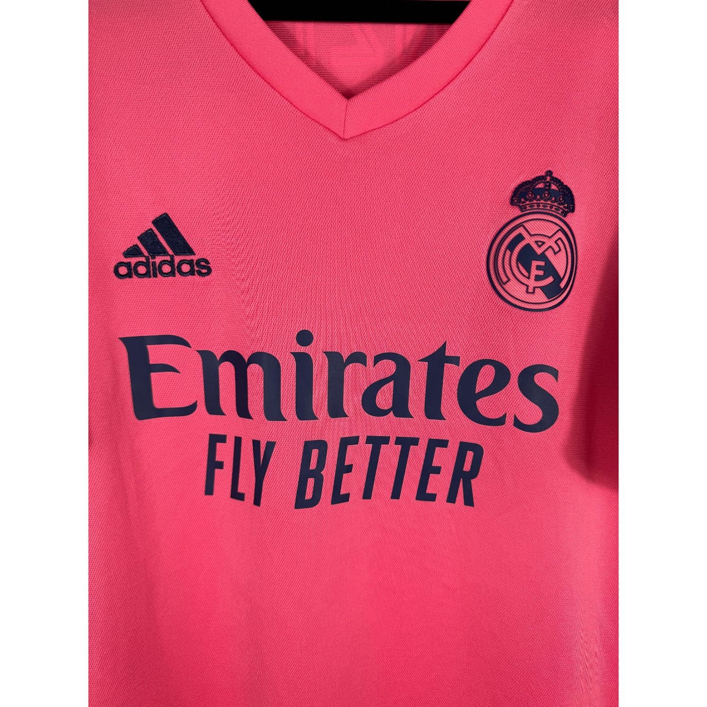 Détail de l'écusson du Real Madrid et du logo Adidas