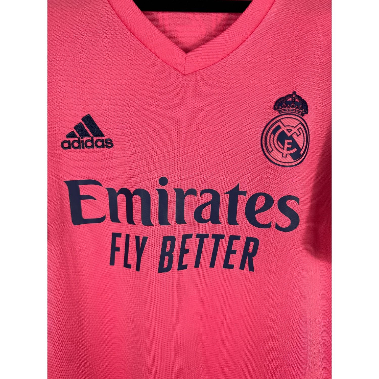 Détail de l'écusson du Real Madrid et du logo Adidas