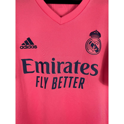 Détail de l'écusson du Real Madrid et du logo Adidas