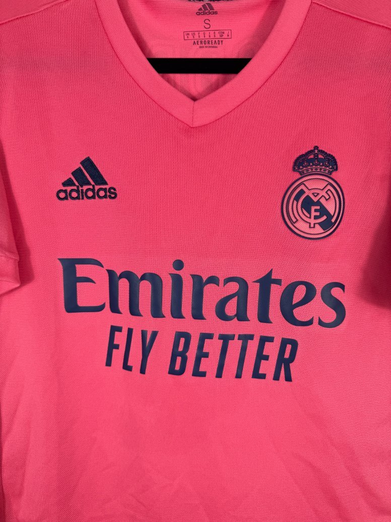 Détail de l'écusson du Real Madrid et du logo Adidas