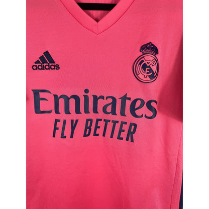 Détail de l'écusson du Real Madrid et du logo Adidas