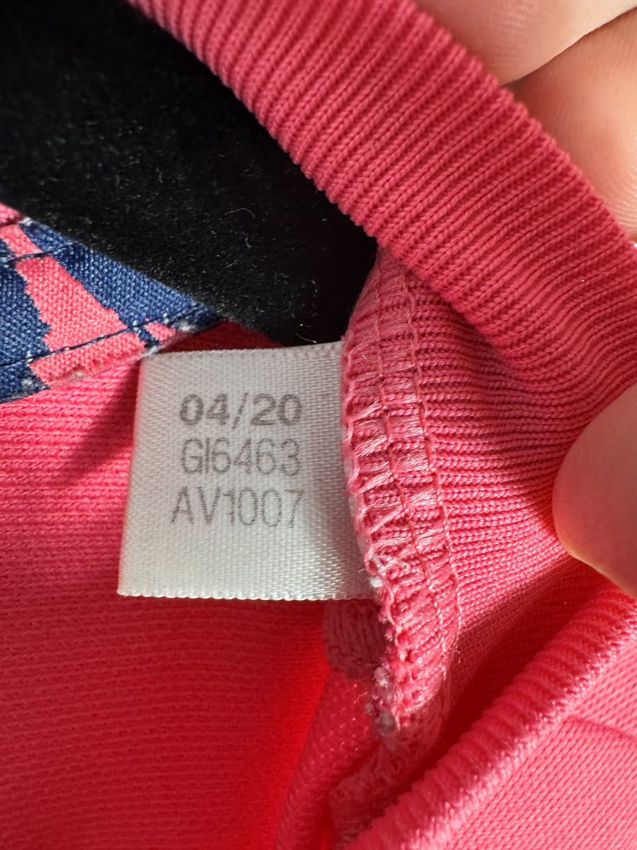 Étiquette adidas 04/20 et code d'authenticité GI6463 du maillot Real Madrid 2020-2021 rose