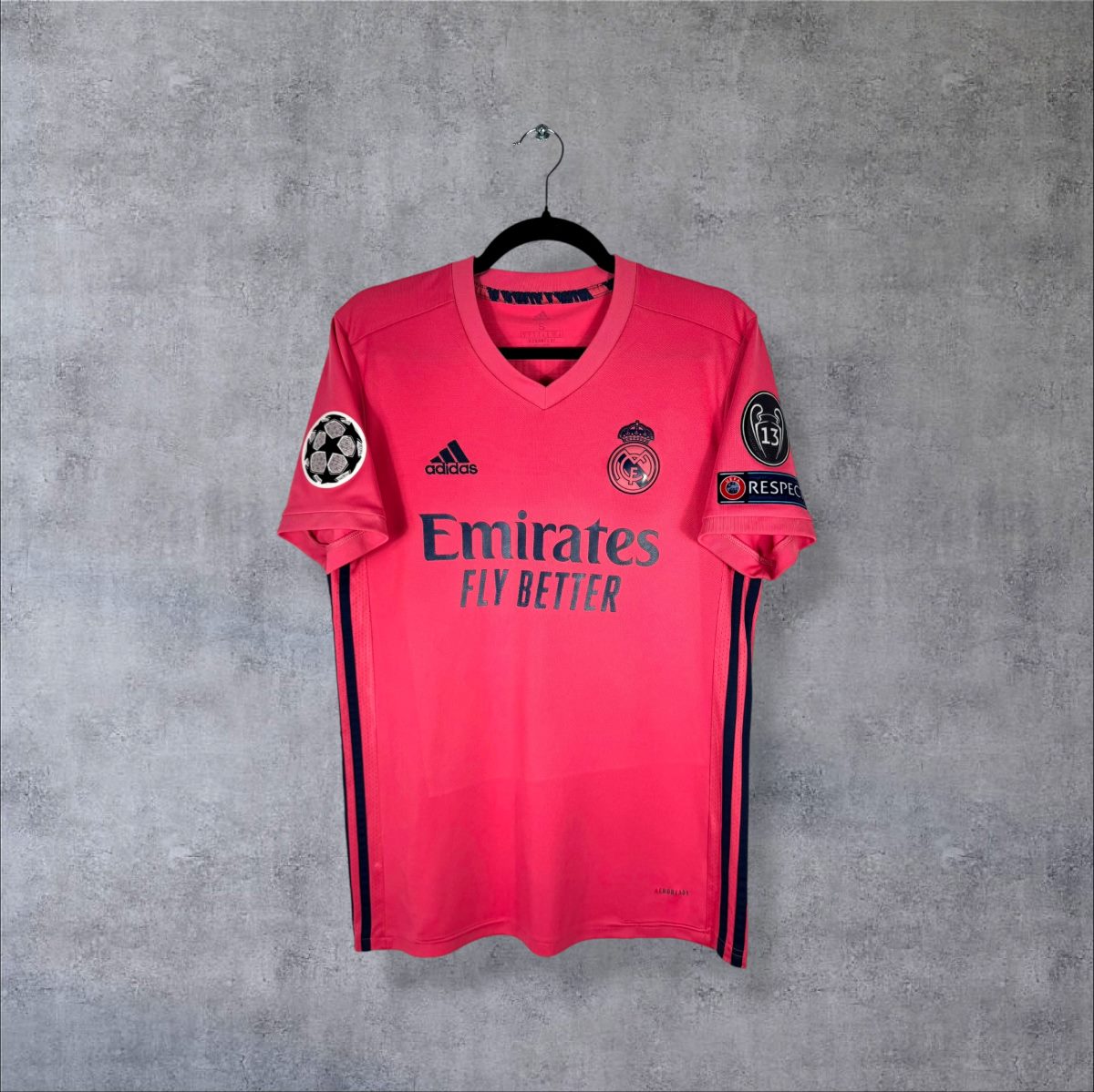 Face du maillot Real Madrid 2020-2021 extérieur rose corail adidas, sponsor Emirates Fly Better
