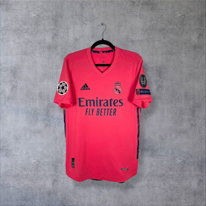 Maillot Real Madrid 2020-2021 extérieur rose, face avec logo Adidas et sponsor Emirates