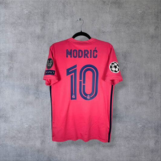 Dos du maillot Real Madrid 2020-2021 extérieur rose avec flocage MODRIC N°10 et badge 13