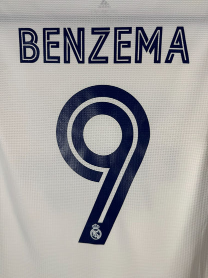 Gros plan du flocage Benzema numero 9 avec ecusson du Real Madrid