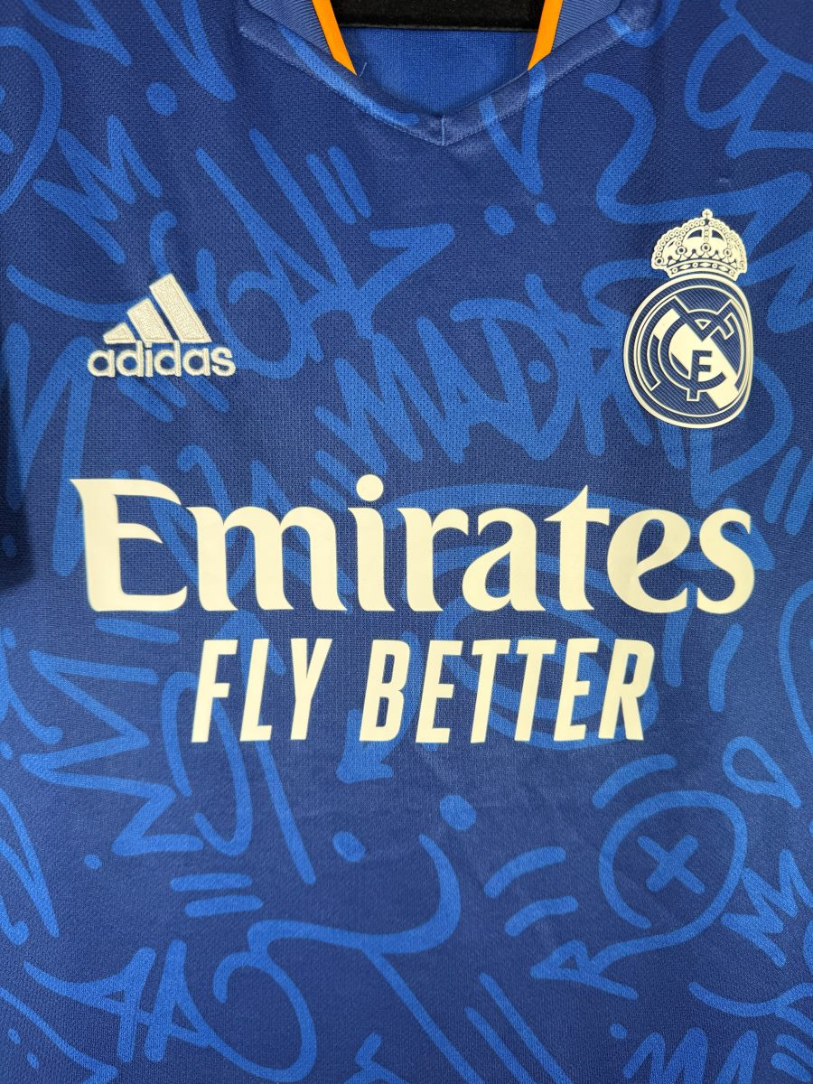 Écusson Real Madrid et motif graffiti MADRID sur le maillot extérieur 2021-2022 de Benzema