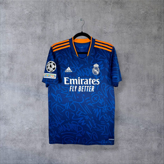 Face du maillot Real Madrid 2021-2022 extérieur adidas motif graffiti, sponsor Emirates Fly Better