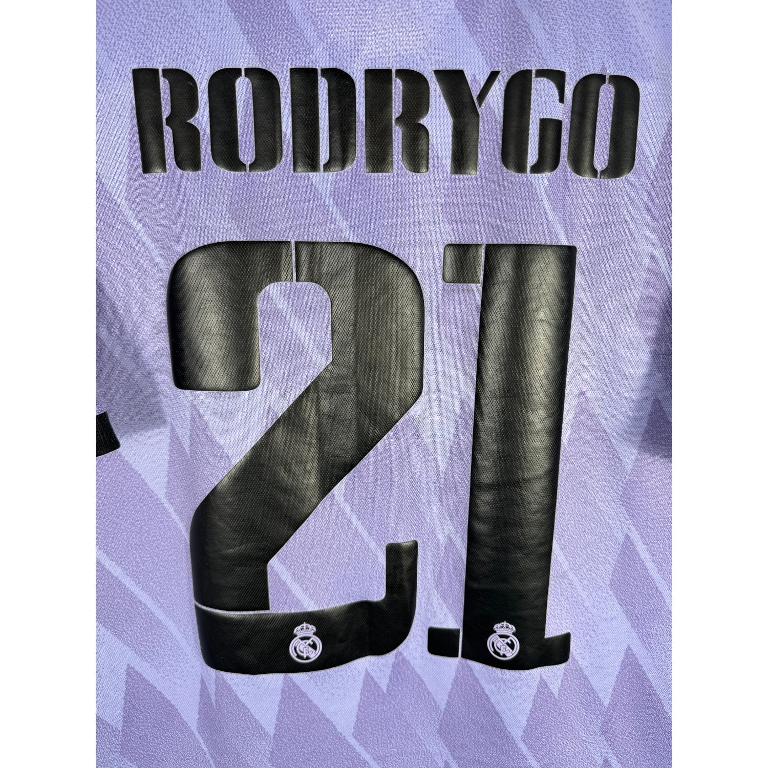 Détail de la typographie du flocage d'origine sur le numéro 21 de Rodrygo