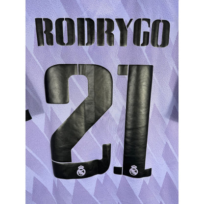 Détail de la typographie du flocage d'origine sur le numéro 21 de Rodrygo