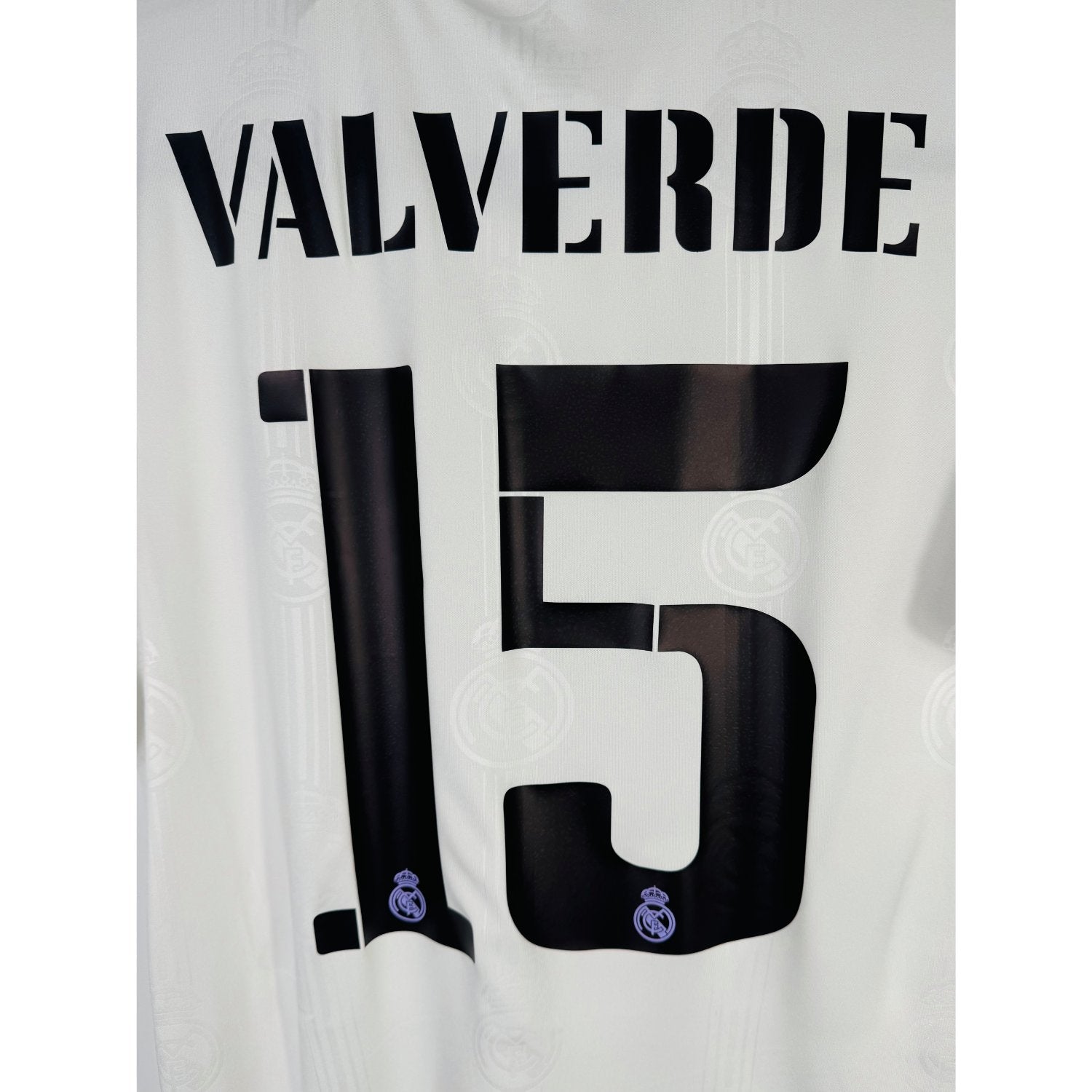 Détail de la typographie du flocage sur le numéro 15 de Fede Valverde