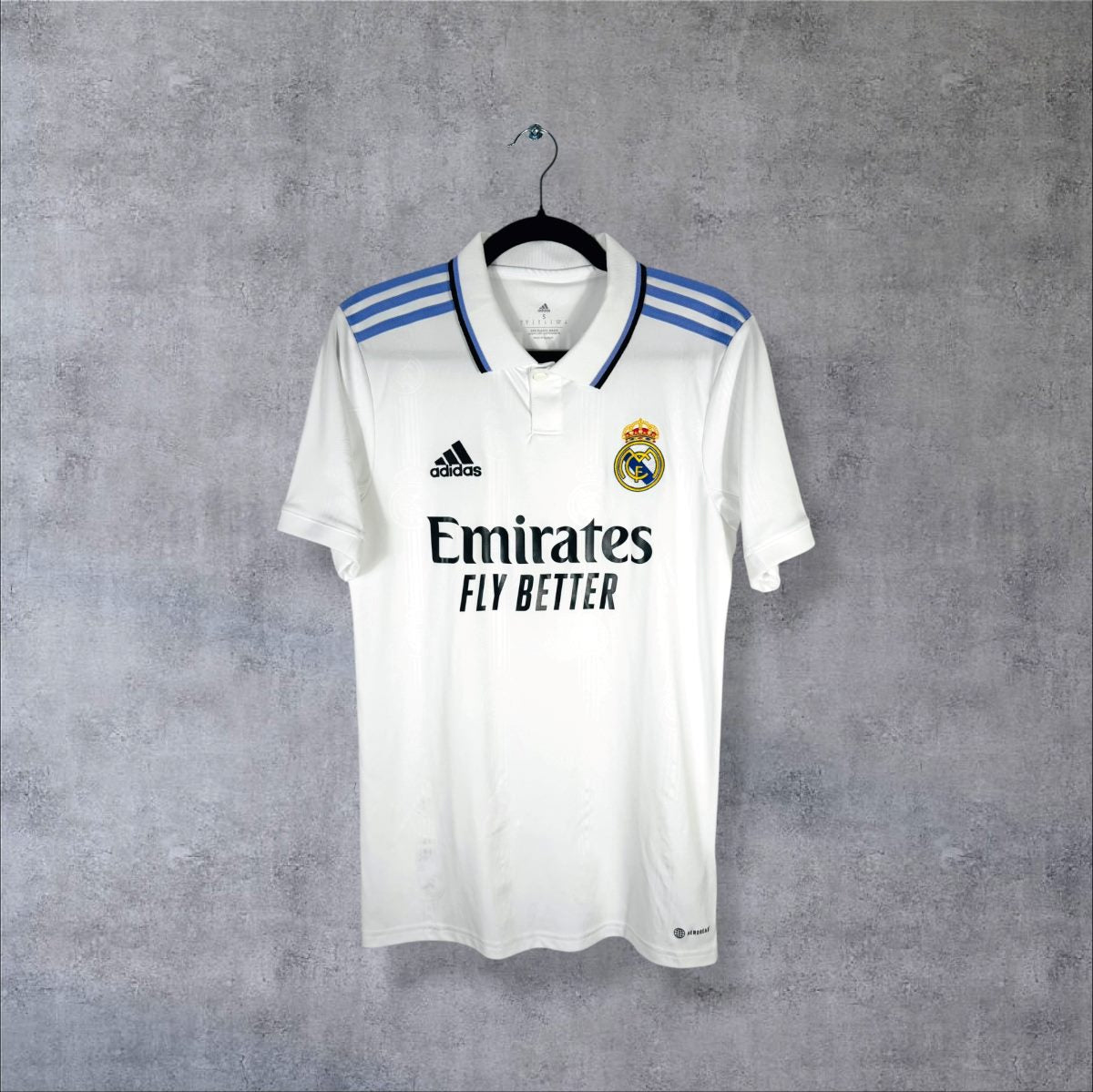 Face du maillot Real Madrid 2022-2023 domicile blanc avec sponsor Emirates Fly Better