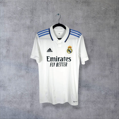 Face du maillot Real Madrid 2022-2023 domicile blanc avec sponsor Emirates Fly Better