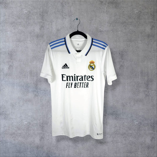 Face du maillot Real Madrid 2022-2023 domicile blanc avec sponsor Emirates Fly Better