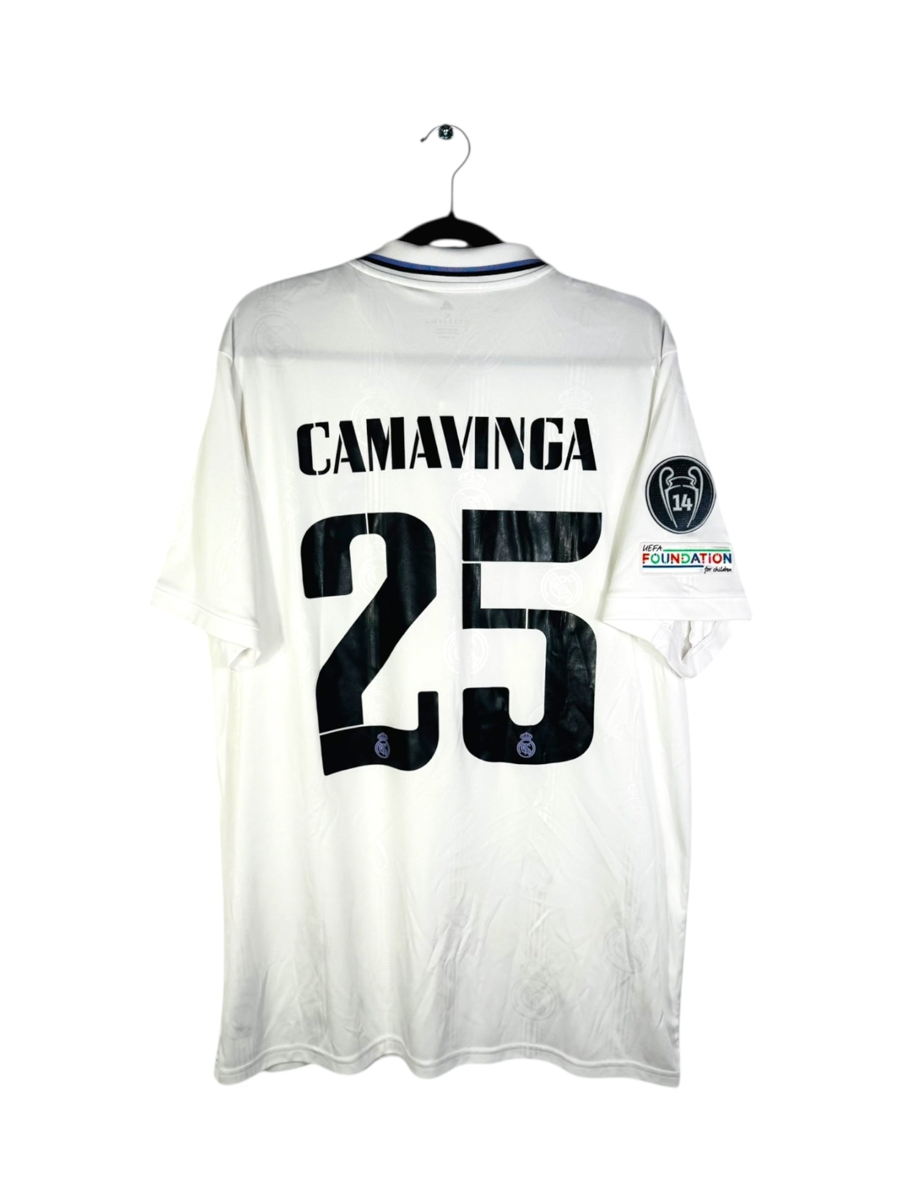 Dos maillot Real Madrid 2023 flocage officiel Camavinga 25 et patch 14 Champions League.