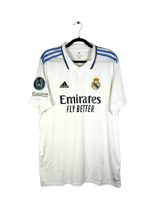 Maillot Real Madrid 2022-23 domicile blanc Adidas authentique vue de face.