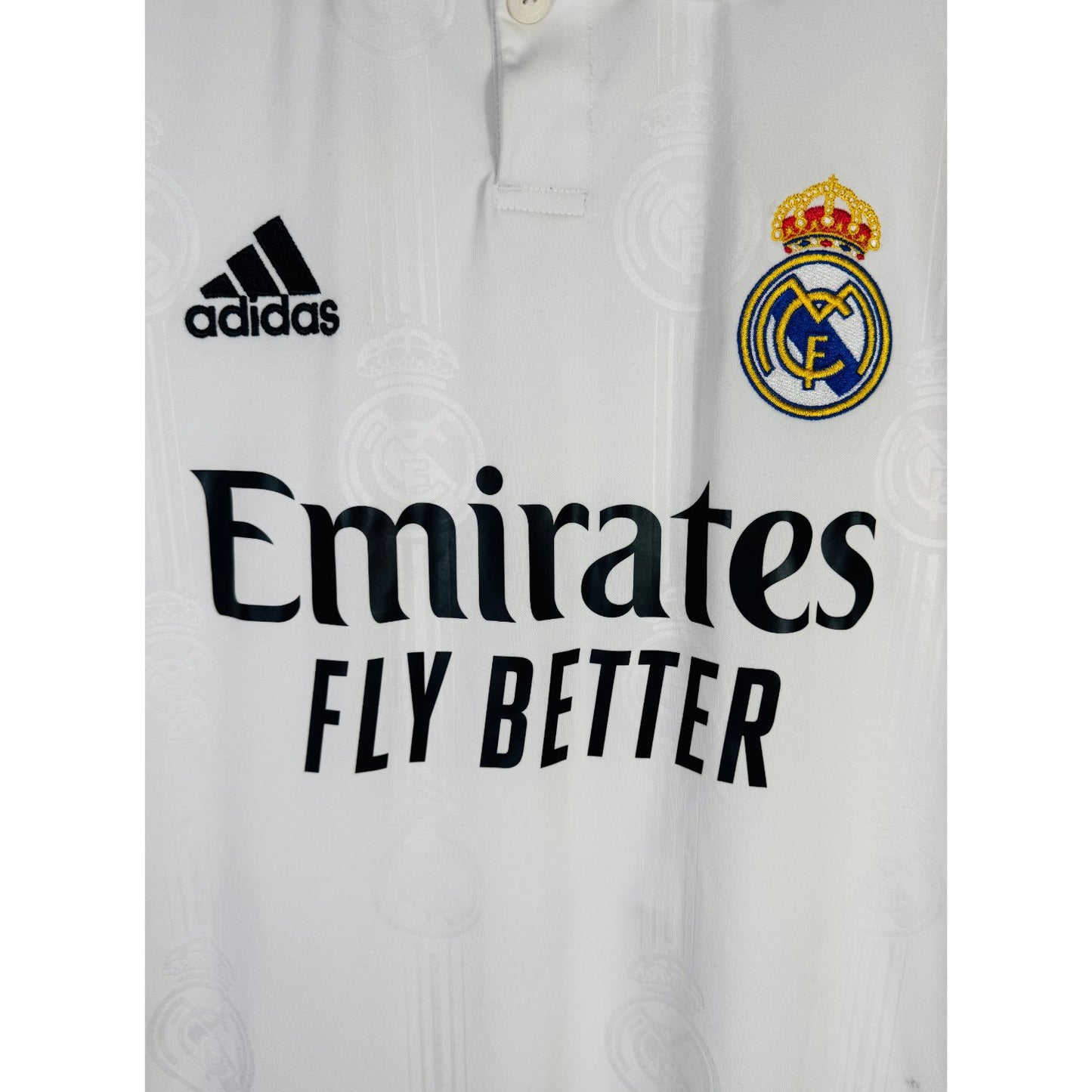 Détail de l'écusson du Real Madrid et du logo Adidas