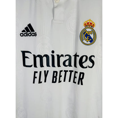 Détail de l'écusson du Real Madrid et du logo Adidas