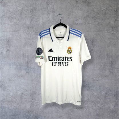 Face du maillot Real Madrid 2022-2023 domicile adidas, sponsor Emirates Fly Better et col polo liséré bleu