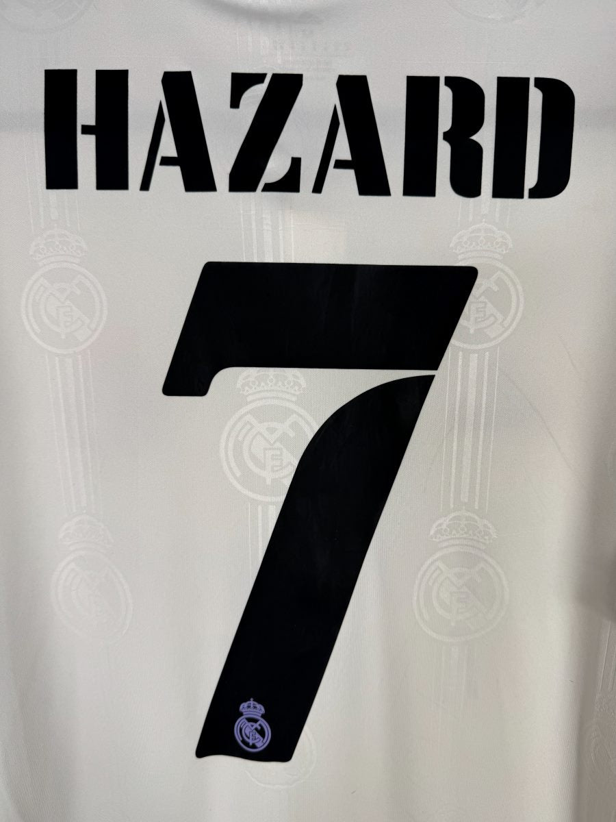 Gros plan du flocage Hazard N°7 noir avec écusson Real Madrid violet intégré, maillot domicile 2022-2023