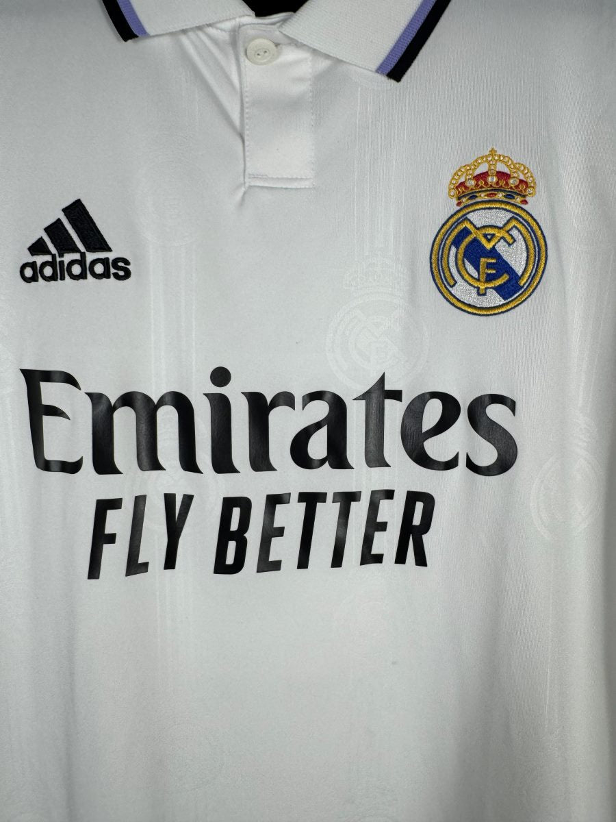 Écusson brodé du Real Madrid et col polo à liseré marine et violet