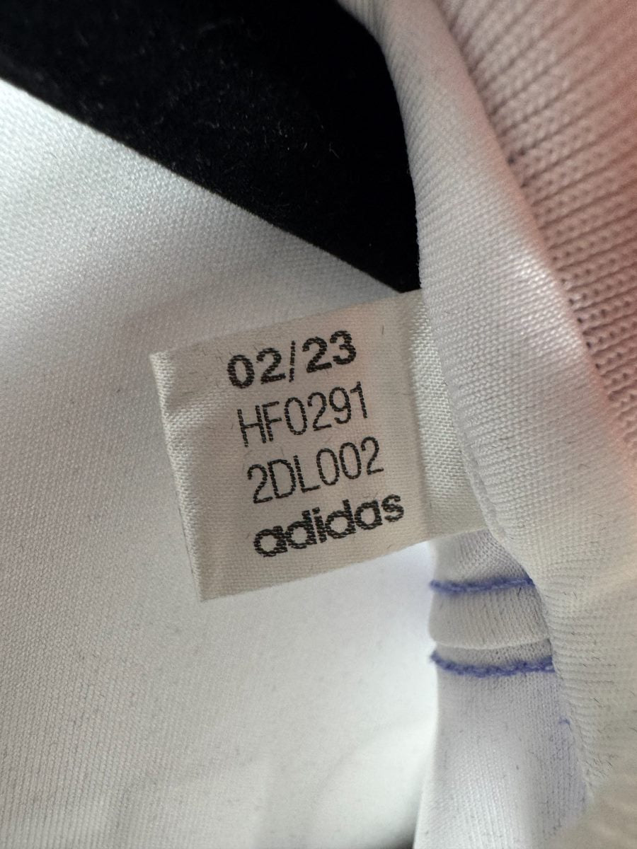 Étiquette Adidas d'origine 02/23 référence HF0291 du maillot Real Madrid 2022-2023