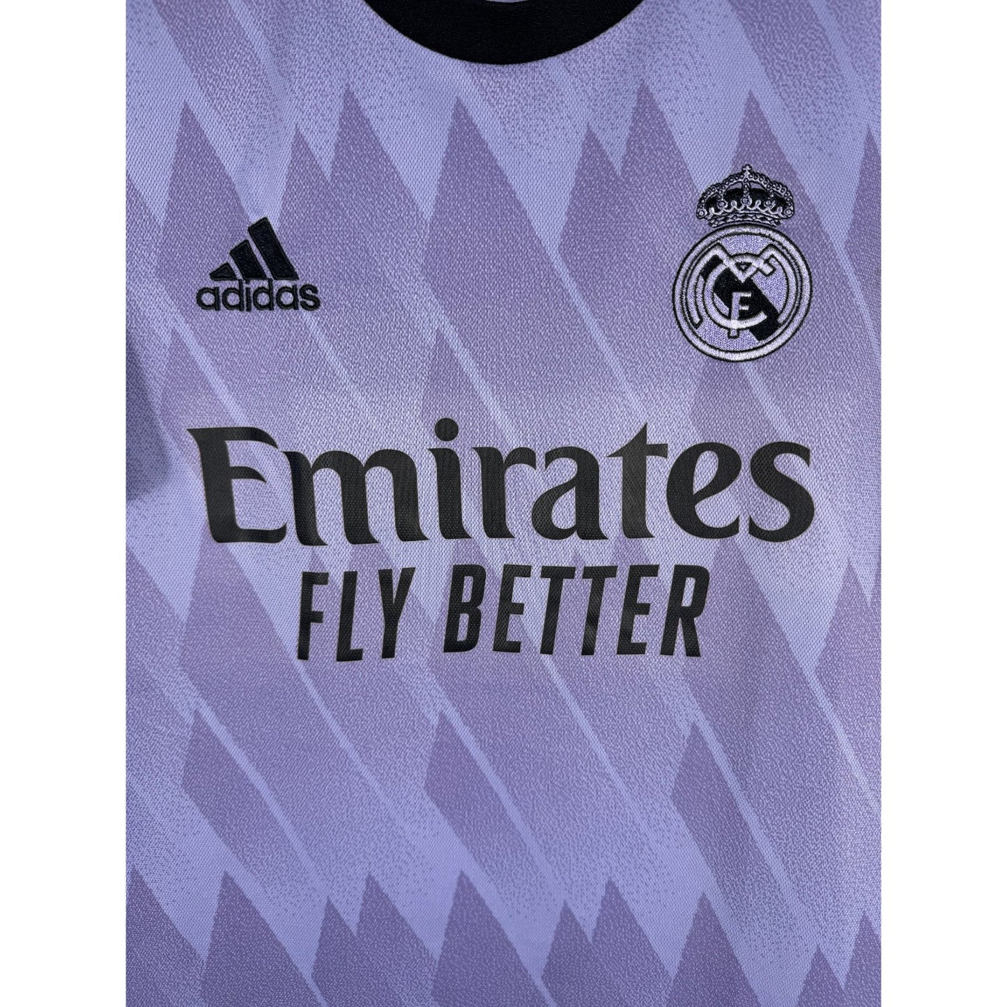 Détail de l'écusson du Real Madrid et du logo Adidas