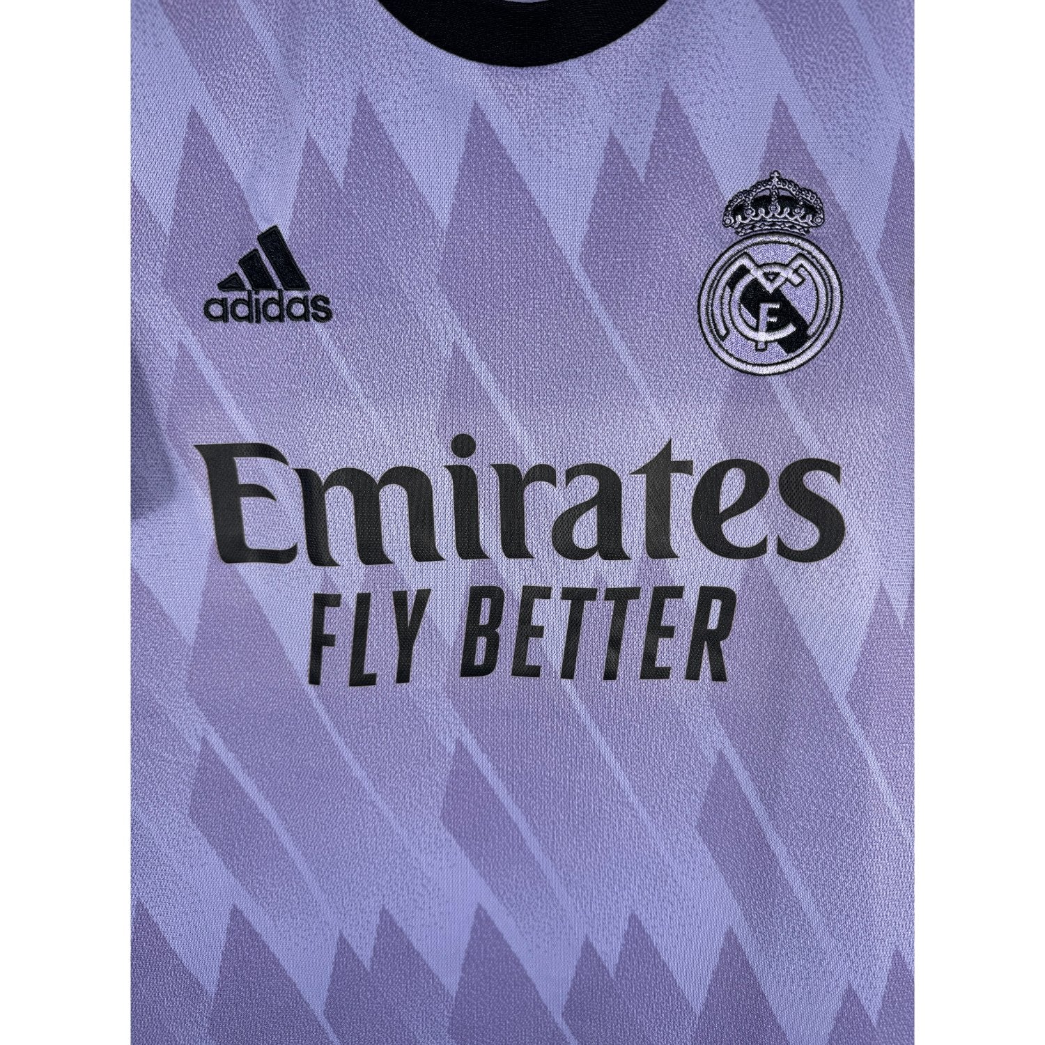 Détail de l'écusson du Real Madrid et du logo Adidas