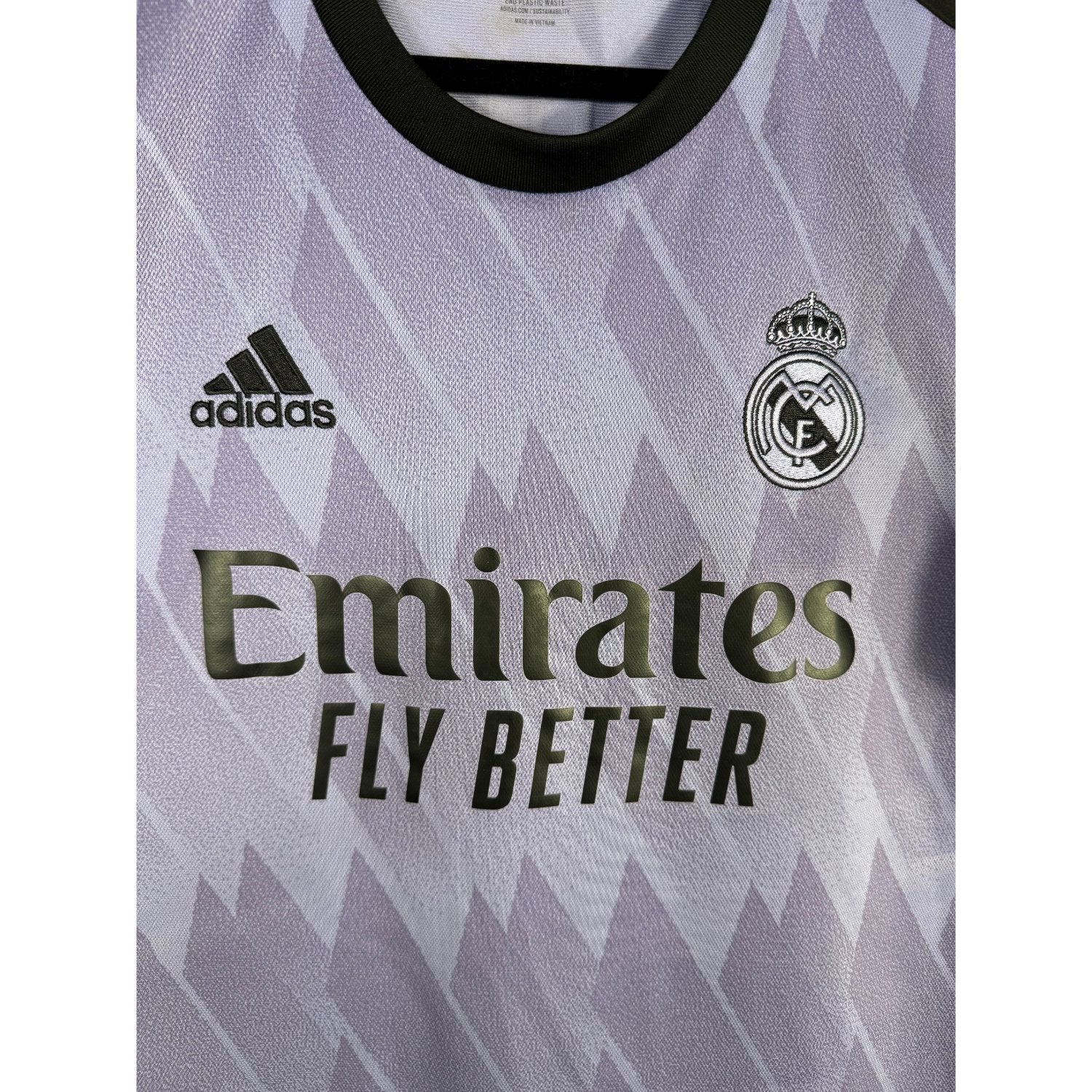 Détail de l'écusson du Real Madrid et du logo Adidas