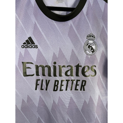 Détail de l'écusson du Real Madrid et du logo Adidas