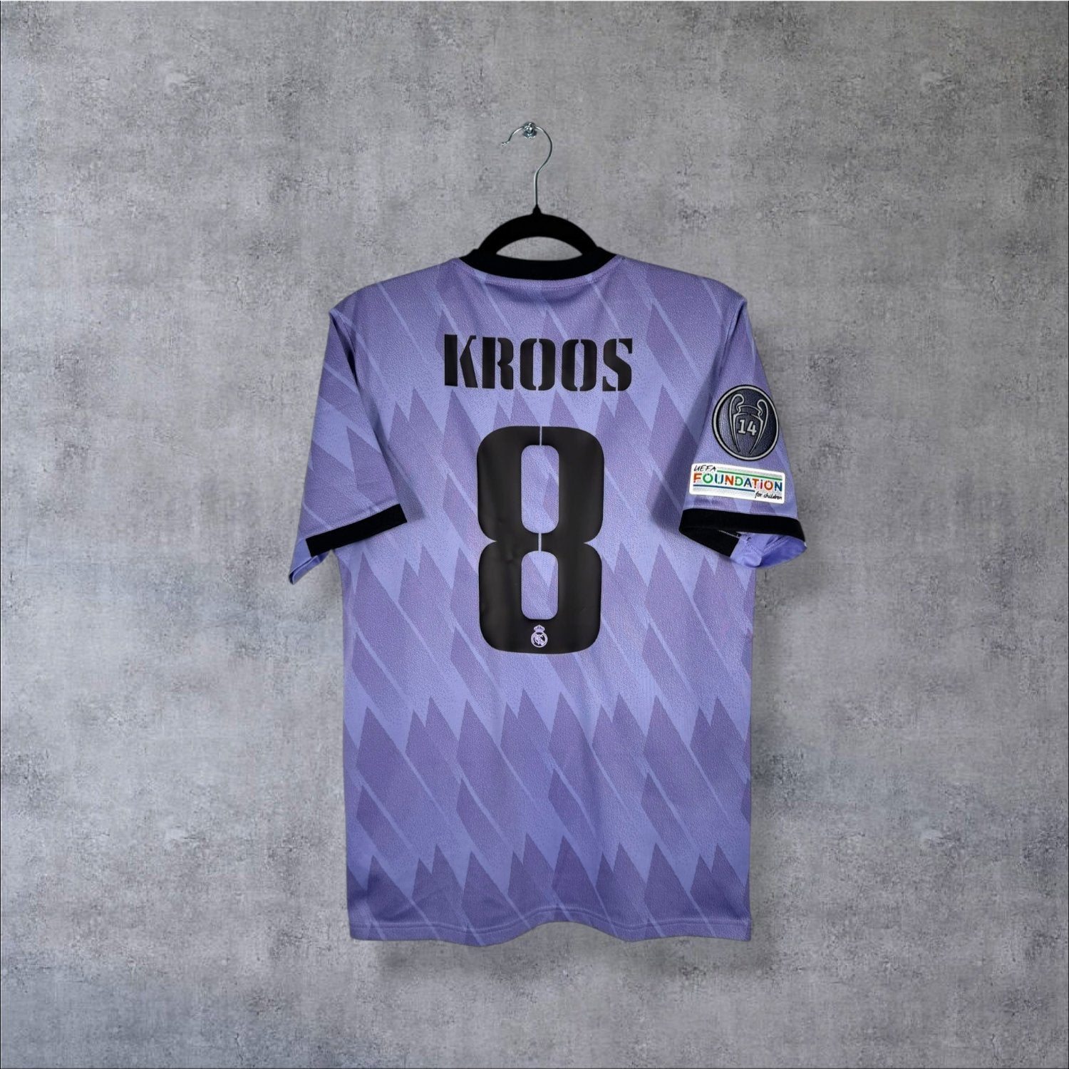 Flocage Kroos numéro 8 sur maillot Real Madrid 2022-2023 Extérieur lilas
