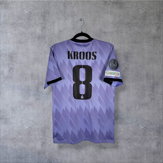 Flocage Kroos numéro 8 sur maillot Real Madrid 2022-2023 Extérieur lilas