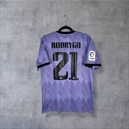 Flocage d'origine Rodrygo numéro 21 sur maillot Real Madrid 2022-2023 Extérieur lilas