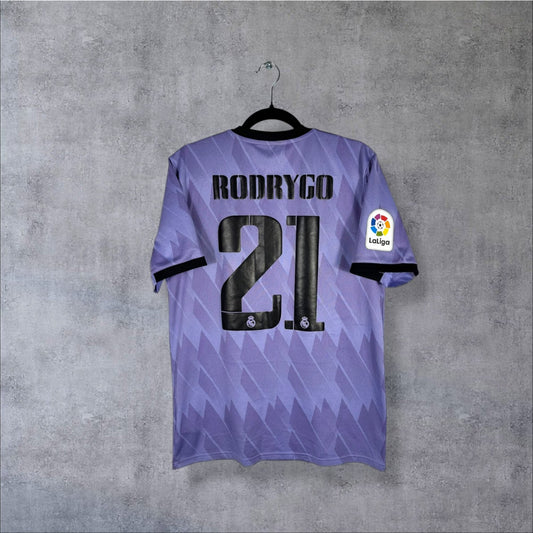Flocage d'origine Rodrygo numéro 21 sur maillot Real Madrid 2022-2023 Extérieur lilas