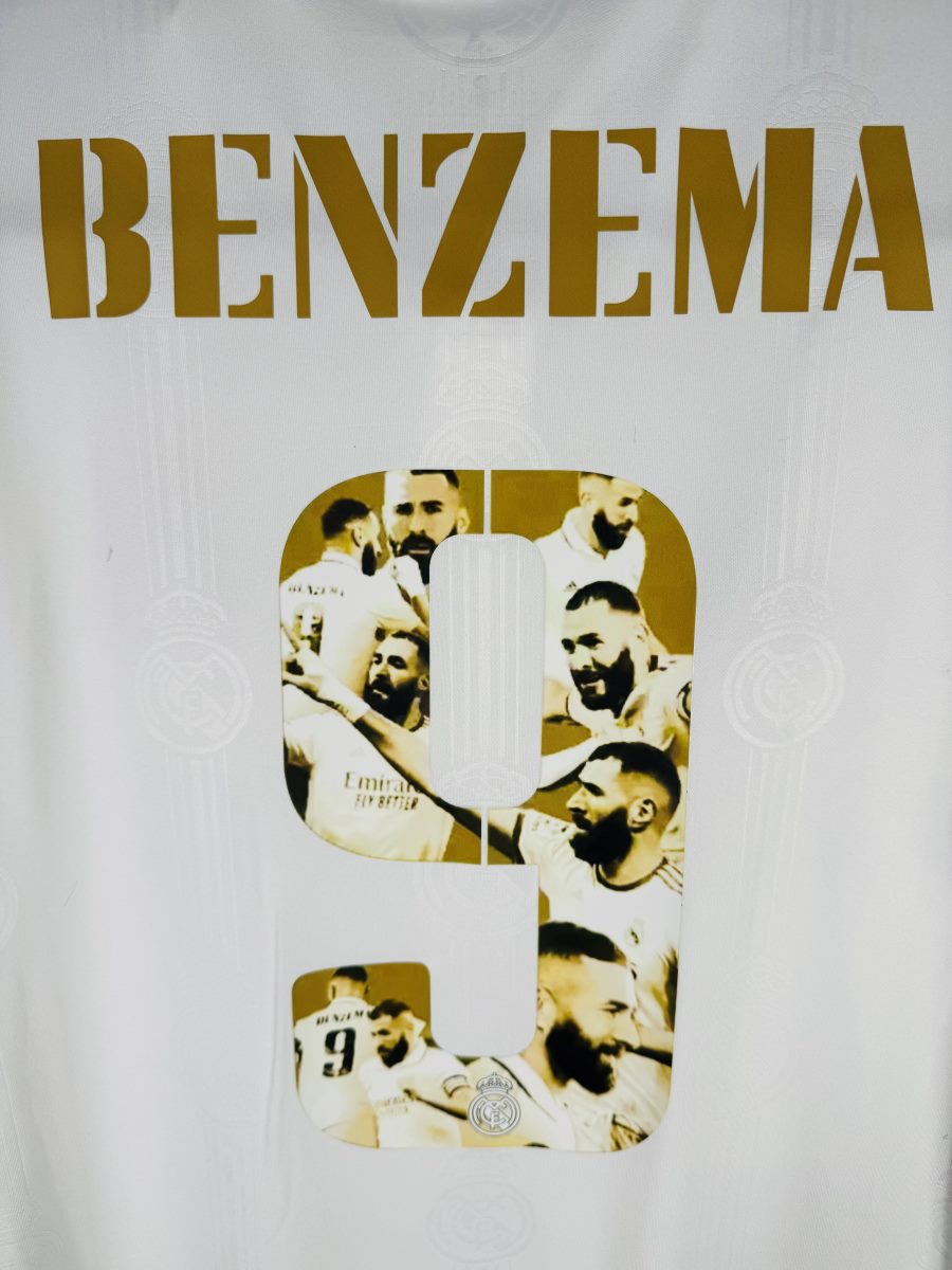 Gros plan du flocage doré BENZEMA N°9 avec photomontage dans le chiffre