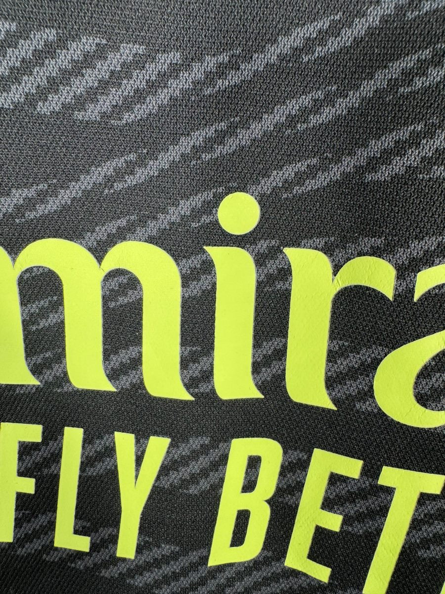 Micro-usure légère sur le sponsor Emirates, maillot Real Madrid third 2022-2023 Vini Jr.