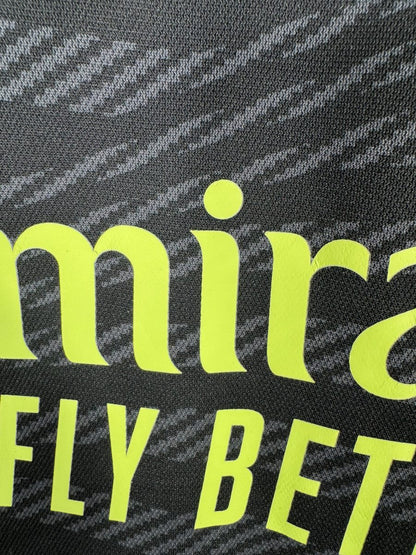 Micro-usure légère sur le sponsor Emirates, maillot Real Madrid third 2022-2023 Vini Jr.