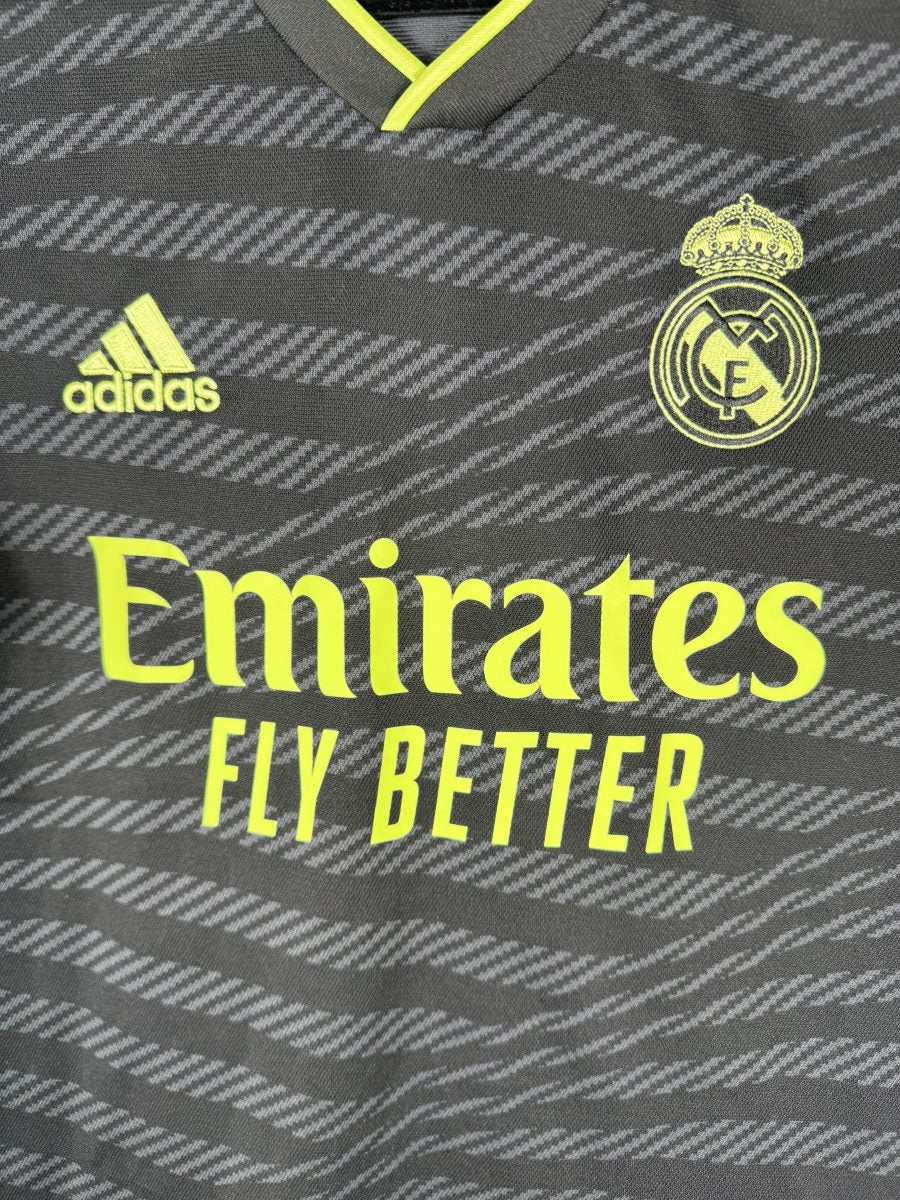 Écusson brodé Real Madrid jaune fluo et sponsor Emirates, maillot third 2022-2023 Vini Jr.