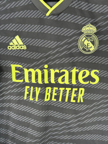 Écusson brodé Real Madrid jaune fluo et sponsor Emirates, maillot third 2022-2023 Vini Jr.