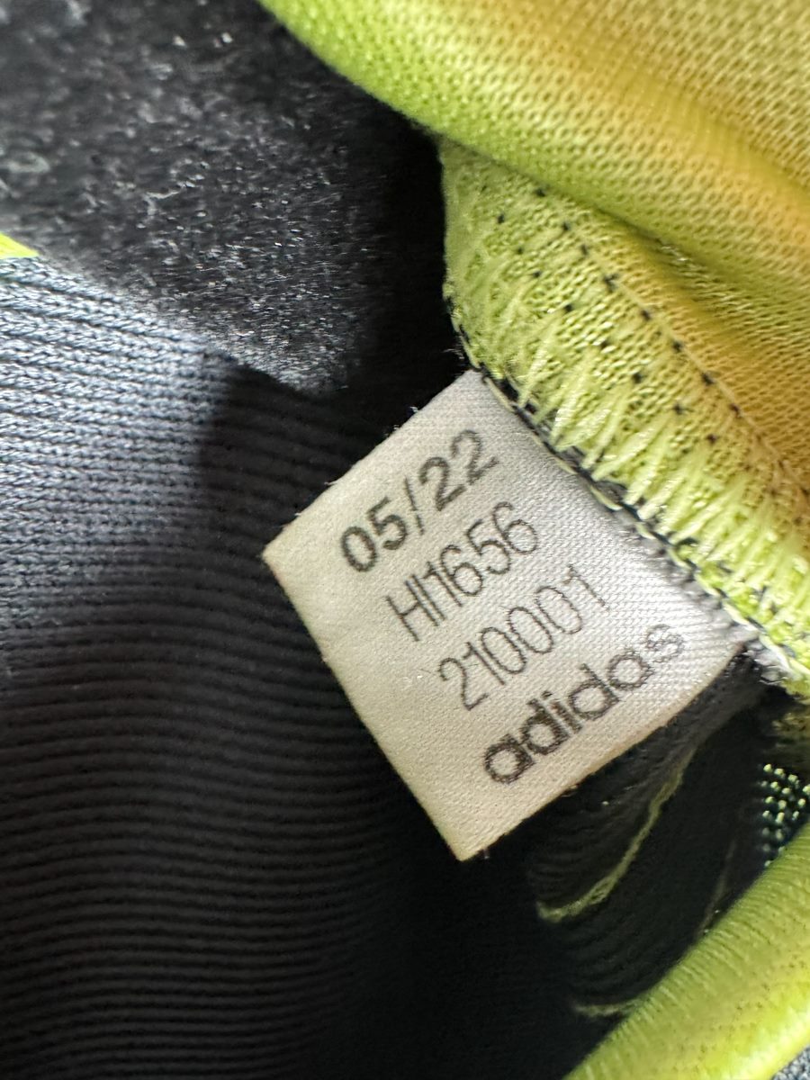 Étiquette Adidas HI1656 datée 05/22, maillot Real Madrid third 2022-2023