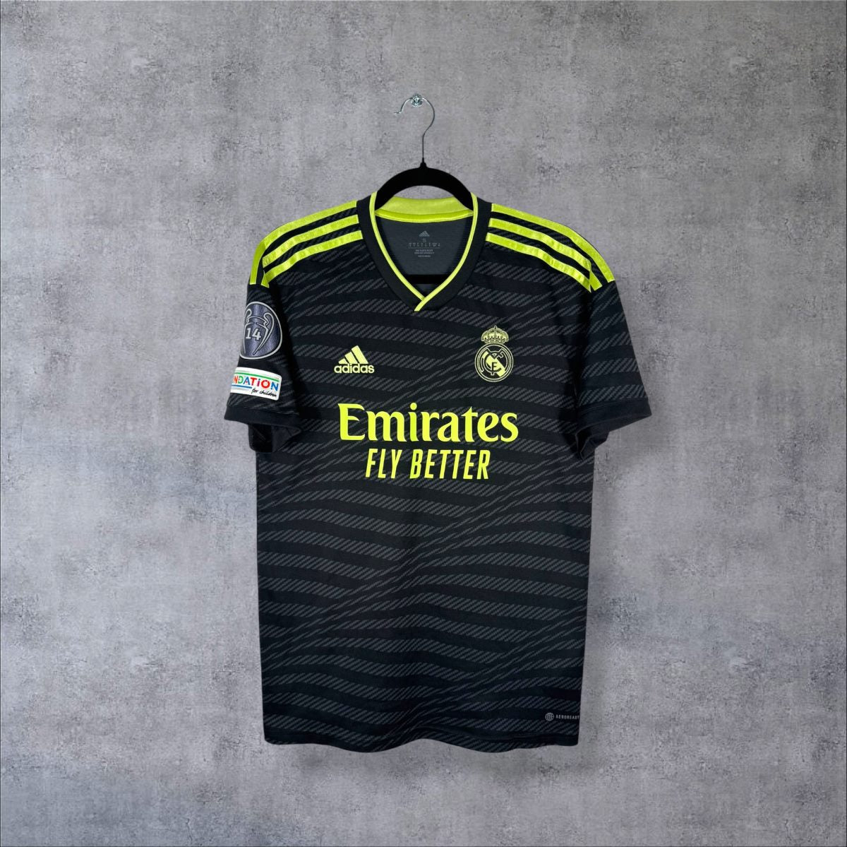 Maillot Real Madrid third 2022-2023 Adidas de face, sponsor Emirates jaune fluo
