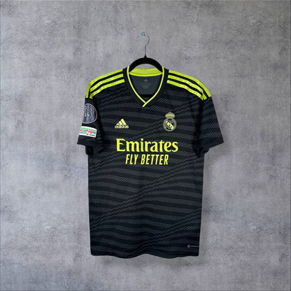 Maillot Real Madrid third 2022-2023 Adidas de face, sponsor Emirates jaune fluo