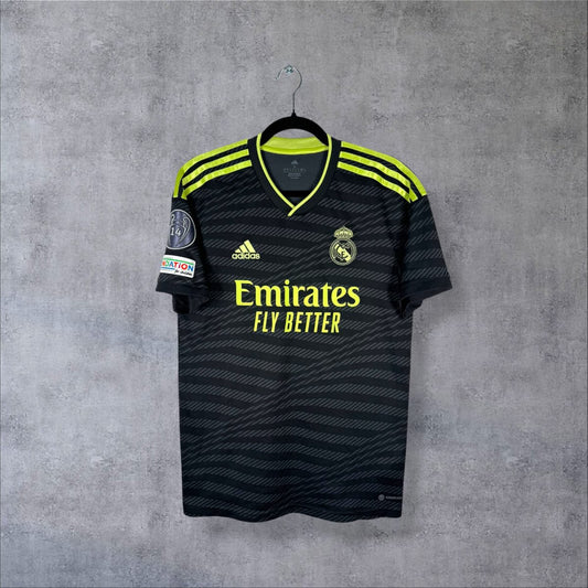 Maillot Real Madrid third 2022-2023 Adidas de face, sponsor Emirates jaune fluo